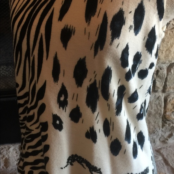 ♥️5/$20♥️ Animal Print Designers Originals Top - Picture 2 of 6